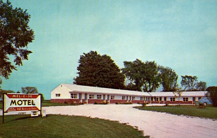 Hollywoods Motel (Mel-E-De Motel) - Vintage Postcard (newer photo)